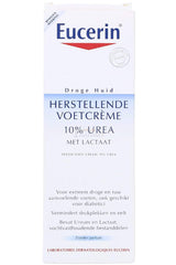 Aplicación de crema Eucerin en el pie para cuidado diario.