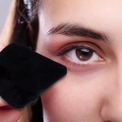 Esponja triangular EVAOUXIU para aplicación precisa de polvos.