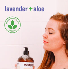 Espuma para baño de burbujas de Everyone 3en1 lavanda-aloe en tina
