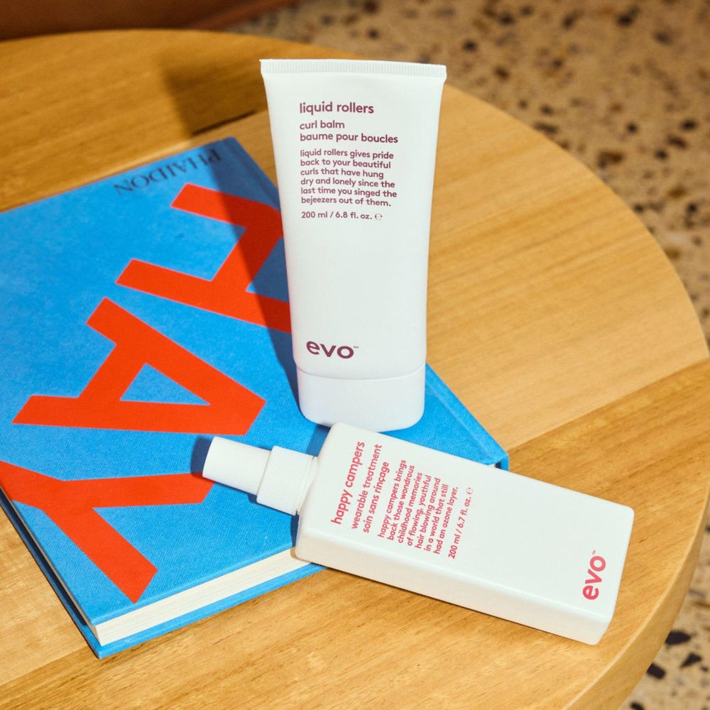 Cierre de cutículas con EVO Liquid Rollers Curl Balm para retener humedad