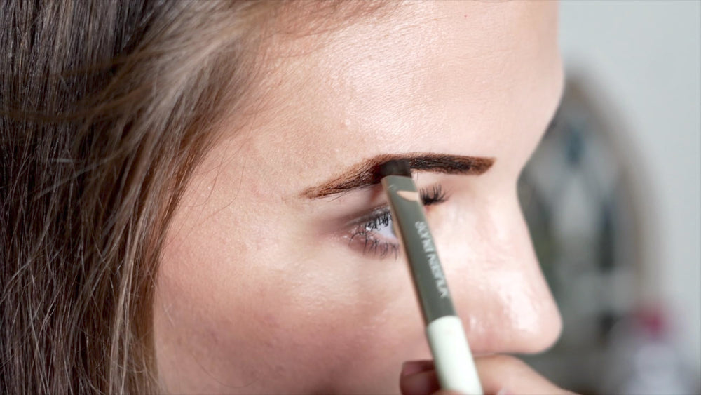 Mezcla de henna cejas en cuenco para aplicación precisa