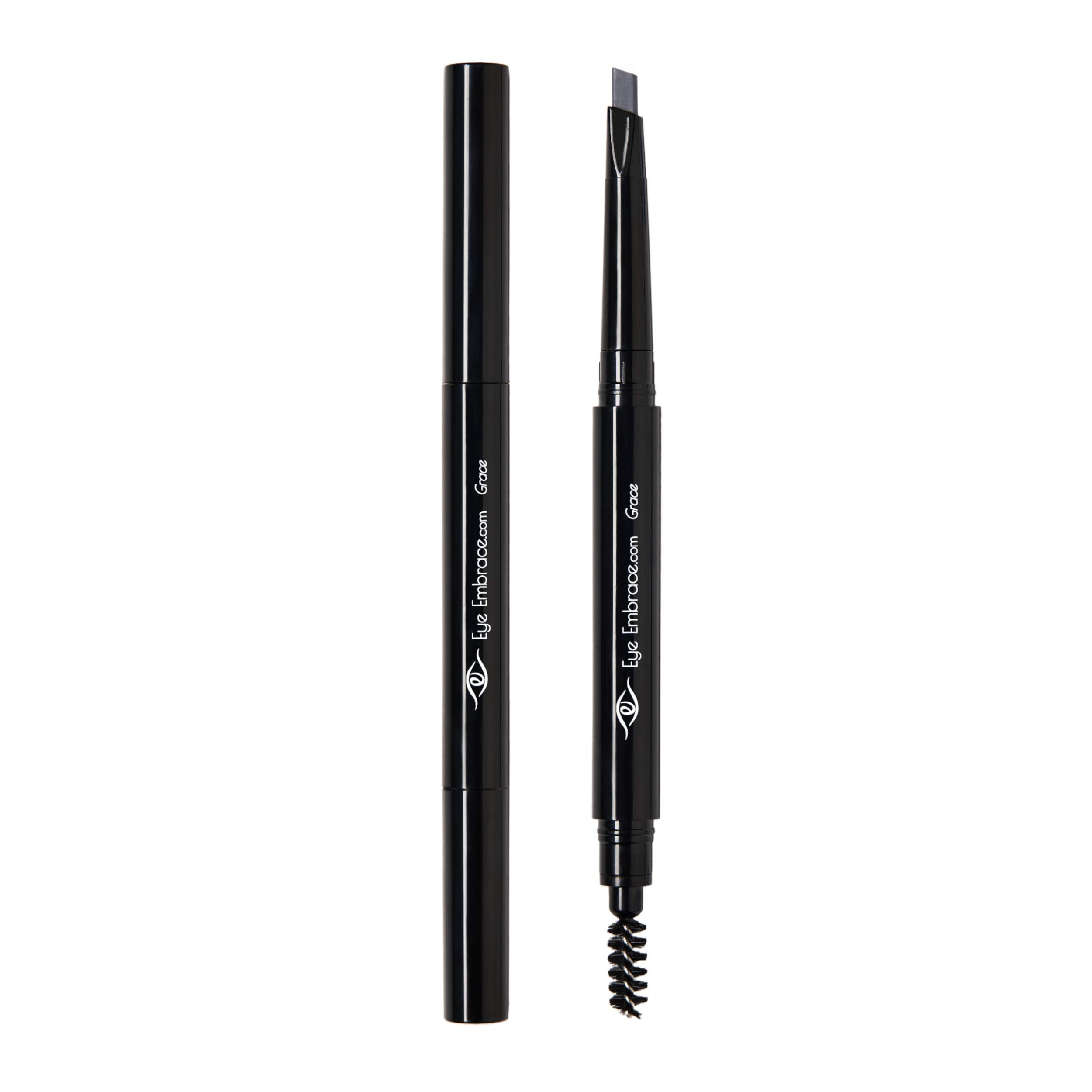 Eye Embrace Grace, cejas grises bien integradas con cabello plateado.