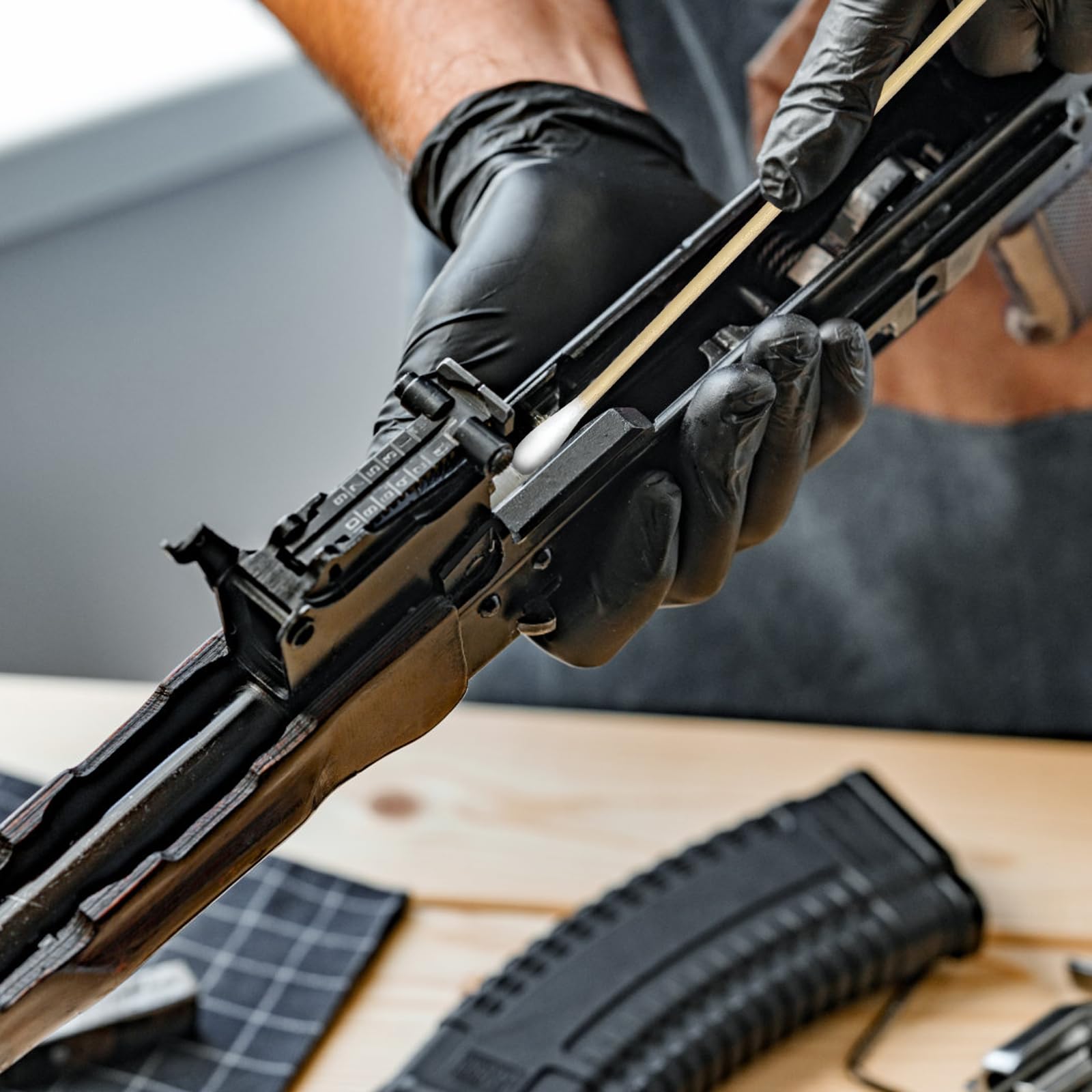 Mantenimiento de armas con hisopos Eyxformula para limpieza detallada.