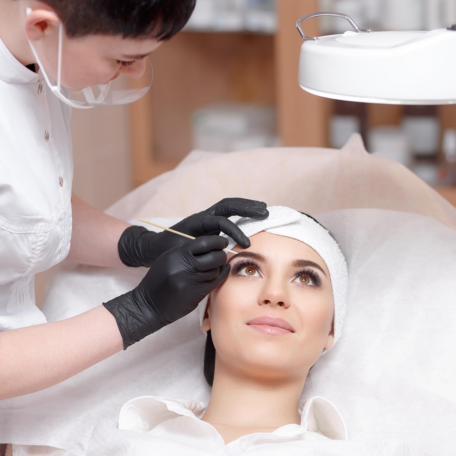 Eyxformula punta precisa para corregir maquillaje con facilidad.