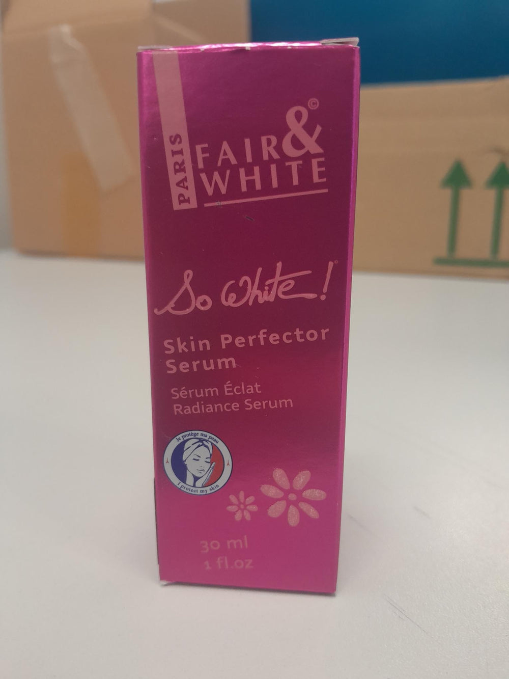 Aplicación suave en la cara con So White para tono uniforme