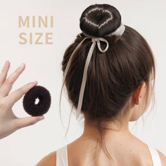 Fandamei donut bun maker con elásticos marrón mantiene el moño firme durante todo el día.