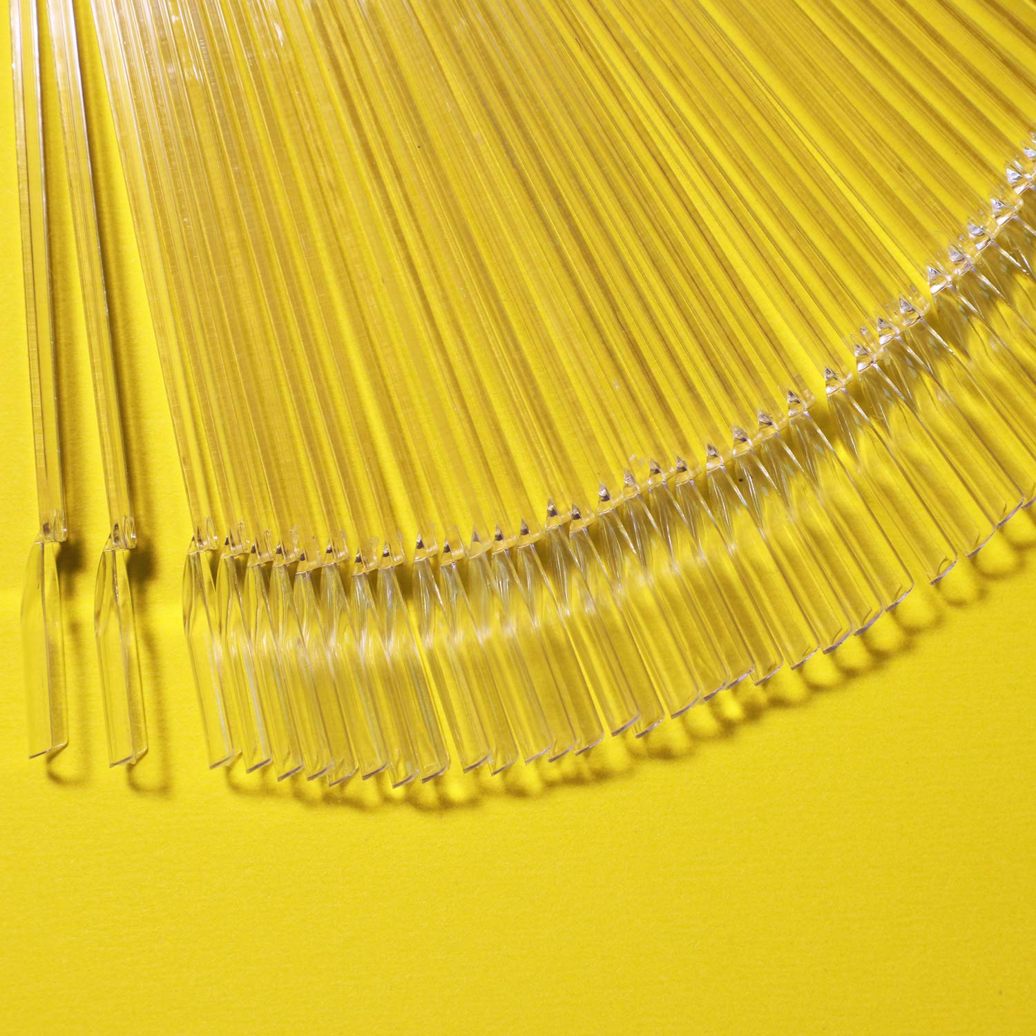 Presentación ordenada de esmaltes con palitos Fenkon ideal para tienda o estudio.