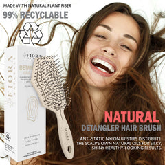 Mango ergonómico antideslizante Fiora Naturals facilita el peinado.