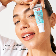 First Aid Beauty Crème Yeux hydratation durable pour regard reposé.