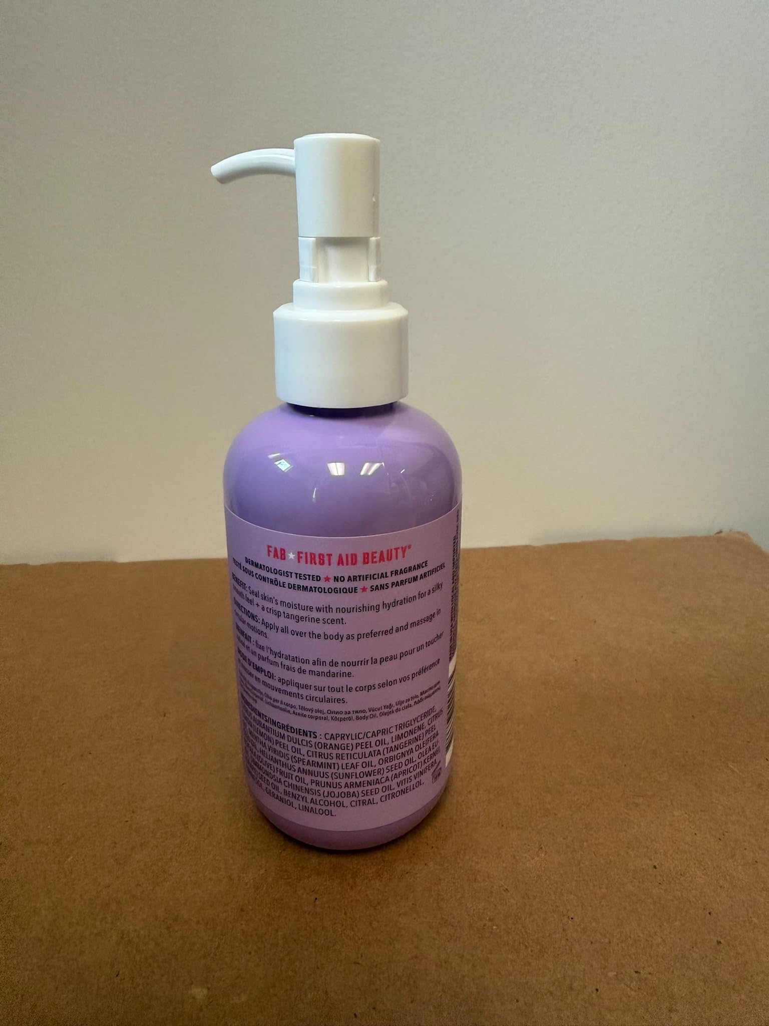 Etiqueta de First Aid Beauty libre de alcoholes y parabenos.