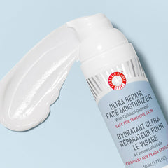 First Aid Beauty Ultra Repair, avena coloidal y manteca de karité nutren suavemente la piel.