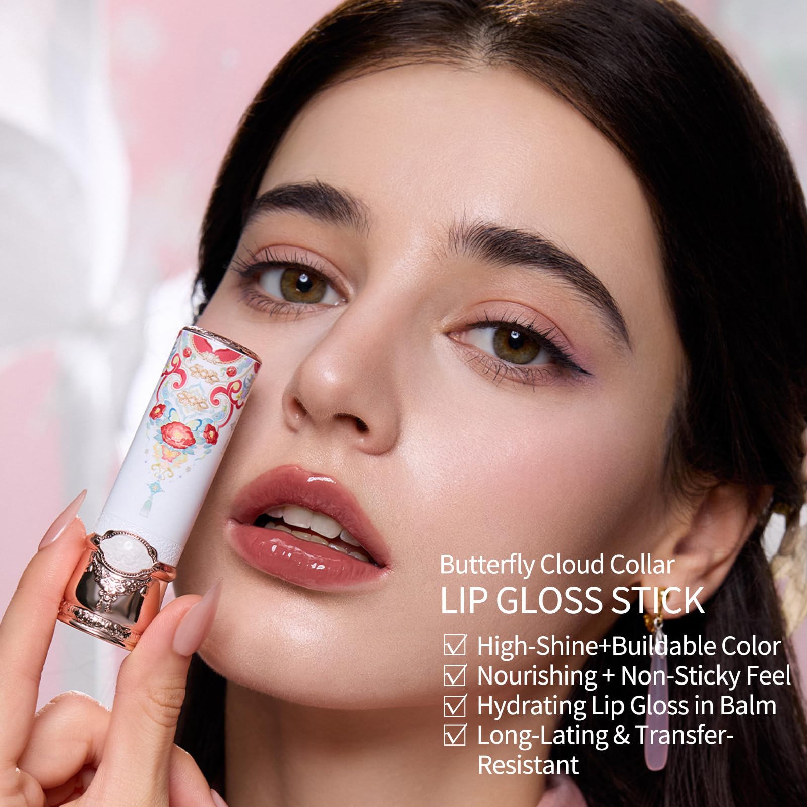 Aplicación suave en los labios con Flower Knows Butterfly Cloud Collar.