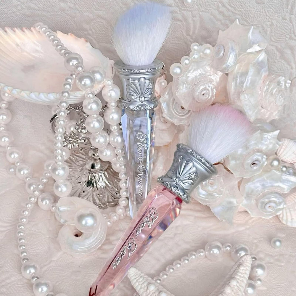Flower Knows Shell's Jewel Angled Blush Brush, diseño de viaje resistente para retoques.