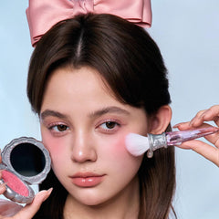 Flower Knows Shell's Jewel Angled Blush Brush, punta definida para la nariz.