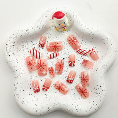Uñas nude FLSKENAI con punta francesa y copos de nieve