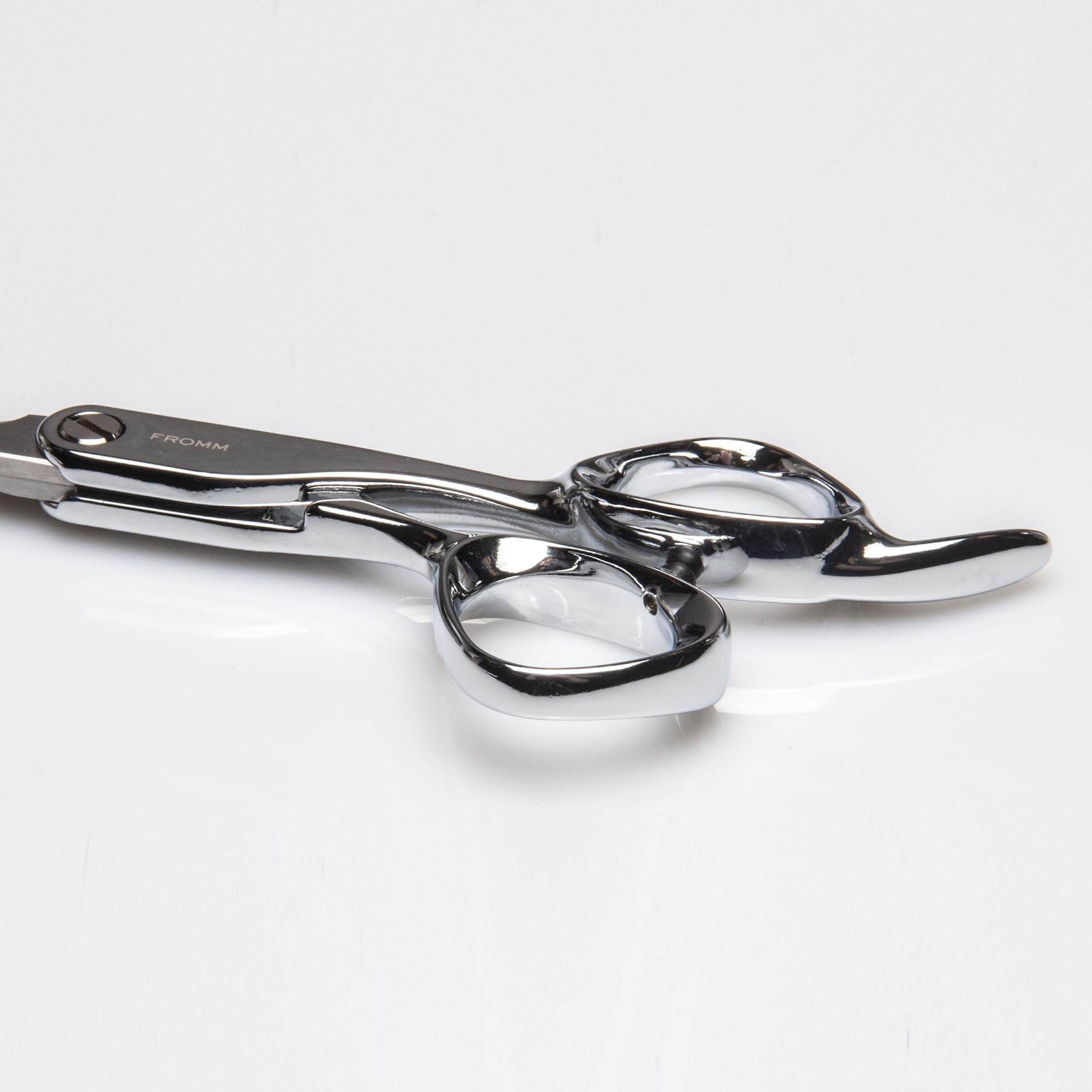 Fromm Explora dientes micro-serrados para distribución uniforme del cabello.