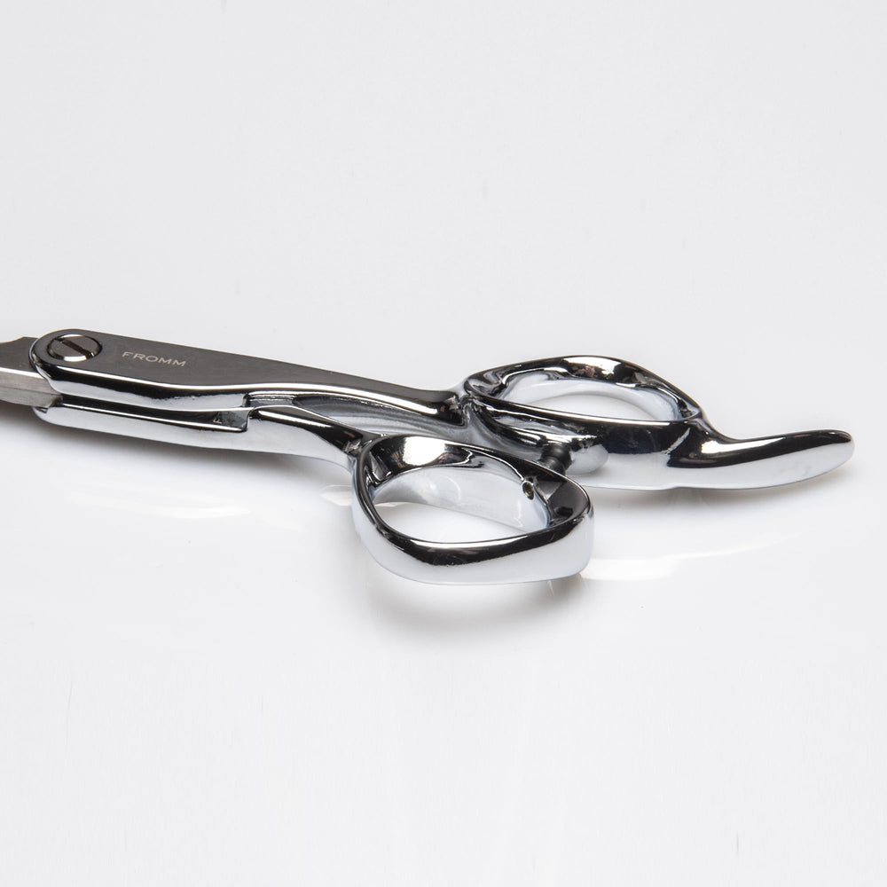 Fromm Explora dientes micro-serrados para distribución uniforme del cabello.