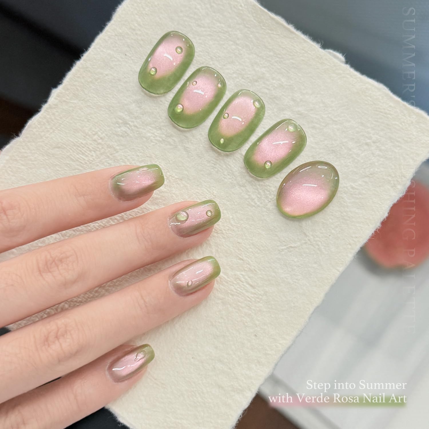 Acabado translúcido con brillo que realza la manicura.