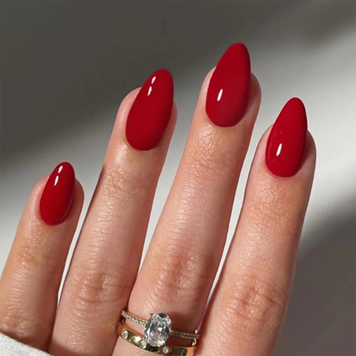 Geyakal uñas postizas rojas en almendra con diseño para apariencia diaria.