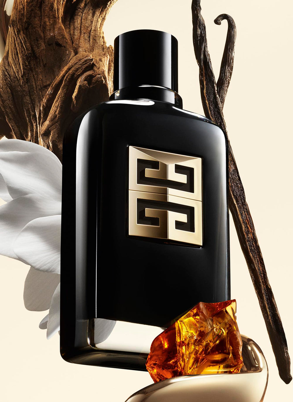 Givenchy Gentleman Society Ambree: frasco lateral, acabado refinado para exhibir en tocador.