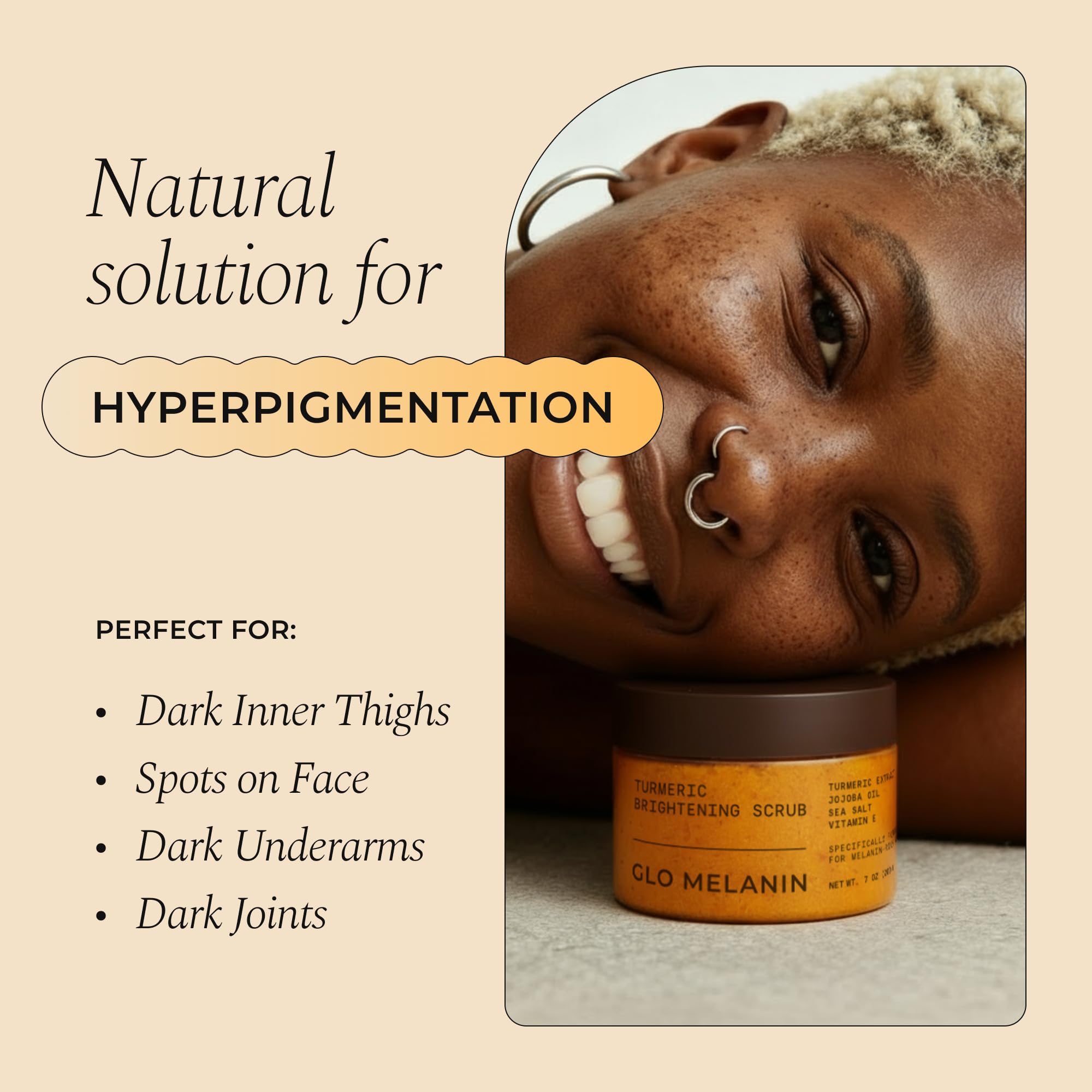 Aplicación con la mano de Glo Melanin Turmeric Scrub, uso diario fácil