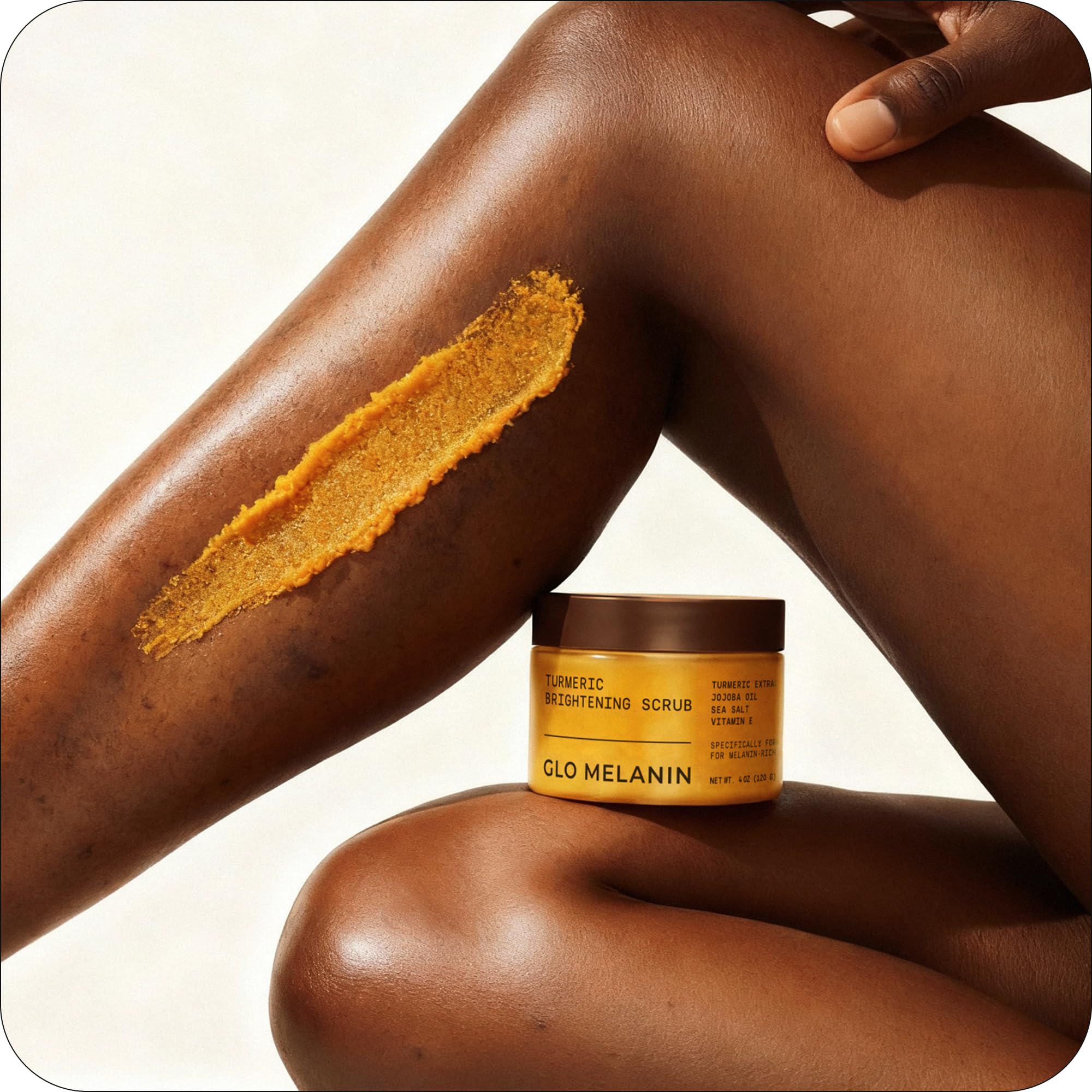 Sal marina y cúrcuma presentes en Glo Melanin Turmeric Scrub