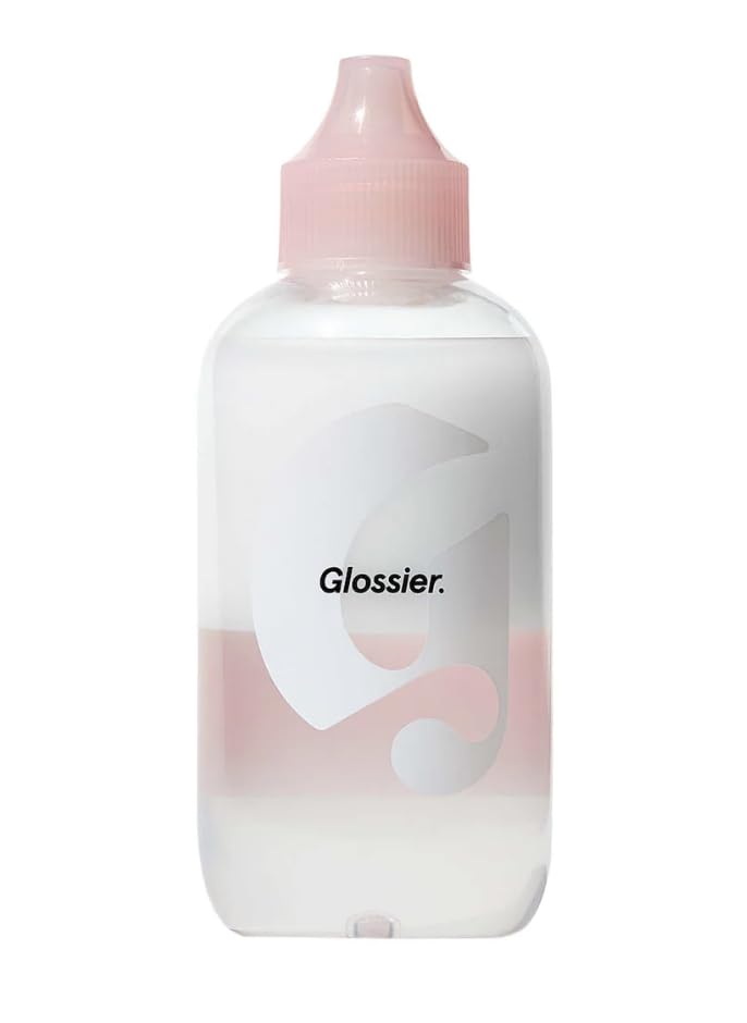 Glossier Milky Oil dans la bouteille-pompe démaquille en douceur les maquillages tenaces.