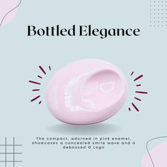 Textura de cera suave de Glossier You Solid Perfume cerca de la piel.