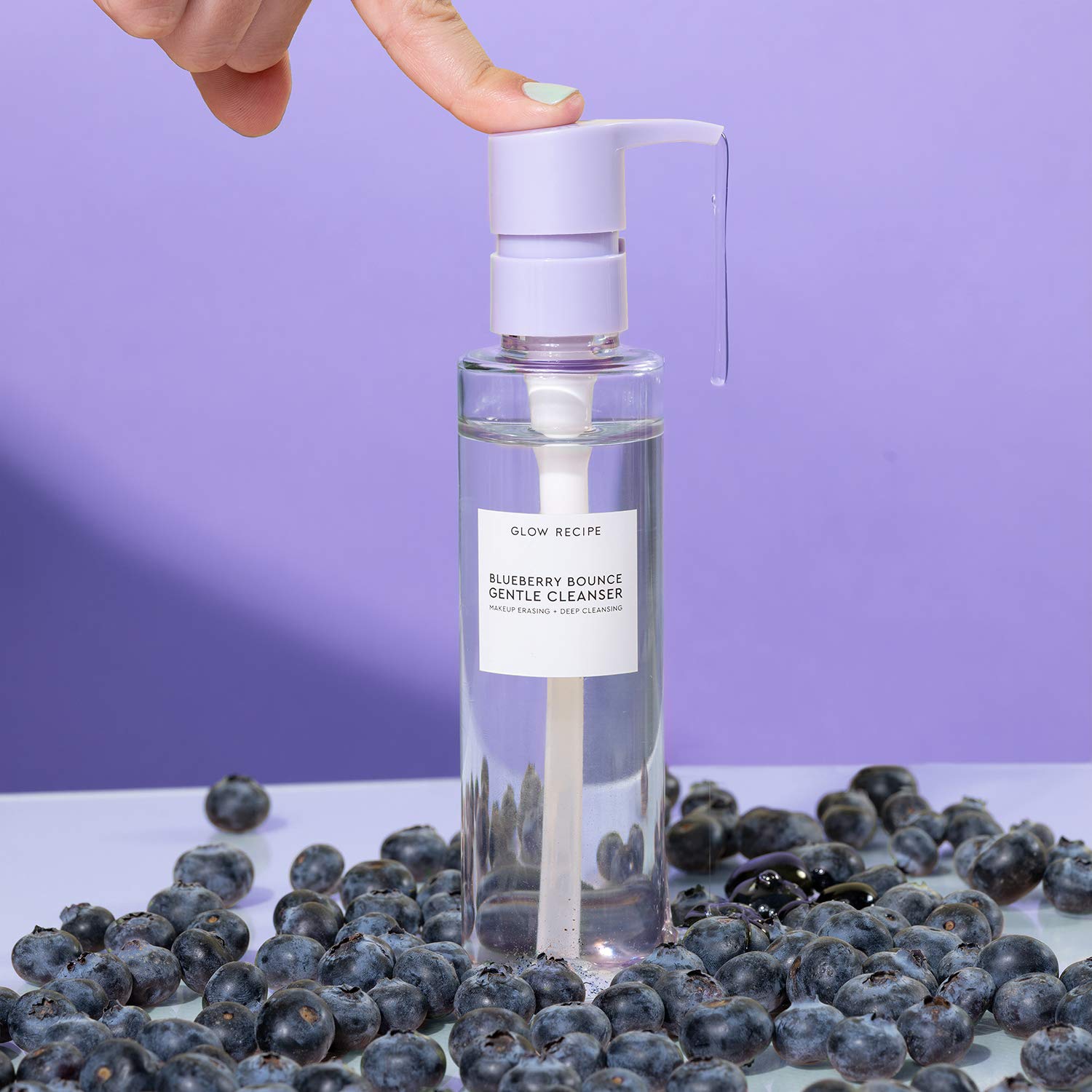 Glow Recipe Blueberry Bounce: espuma ligera que limpia y desmaquilla con suavidad.