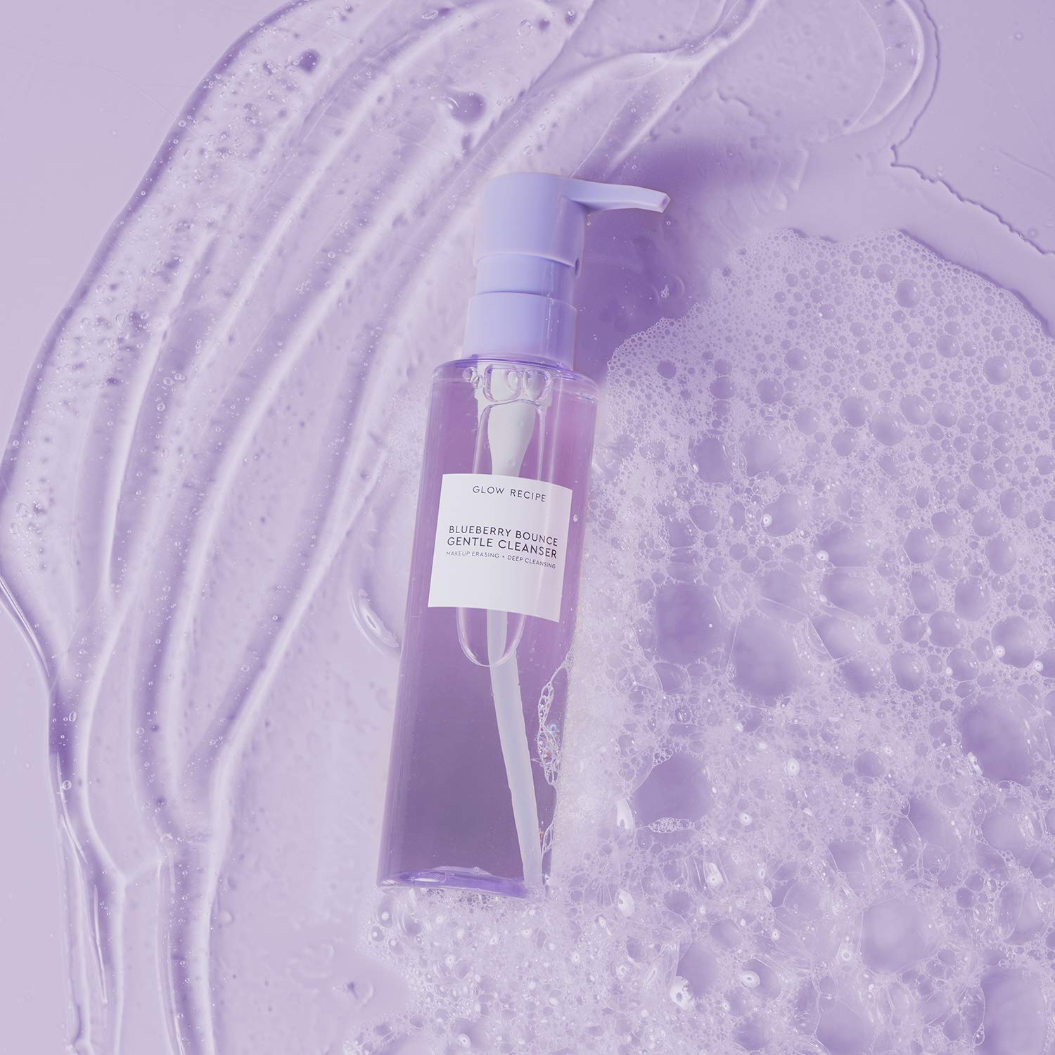 Glow Recipe Blueberry Bounce: aplicar con las palmas húmedas para crear espuma suave.