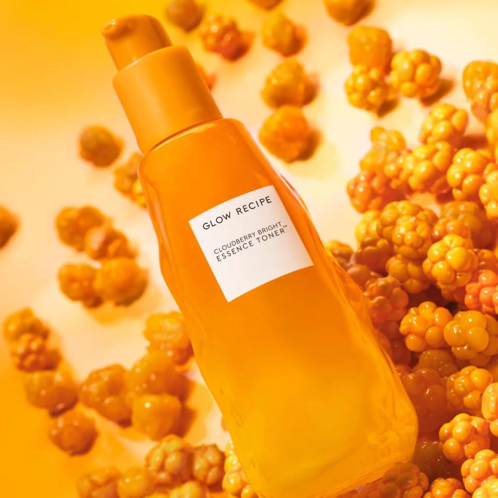 Aplicación manual de Glow Recipe Cloudberry Toner para activar la hidratación diaria.