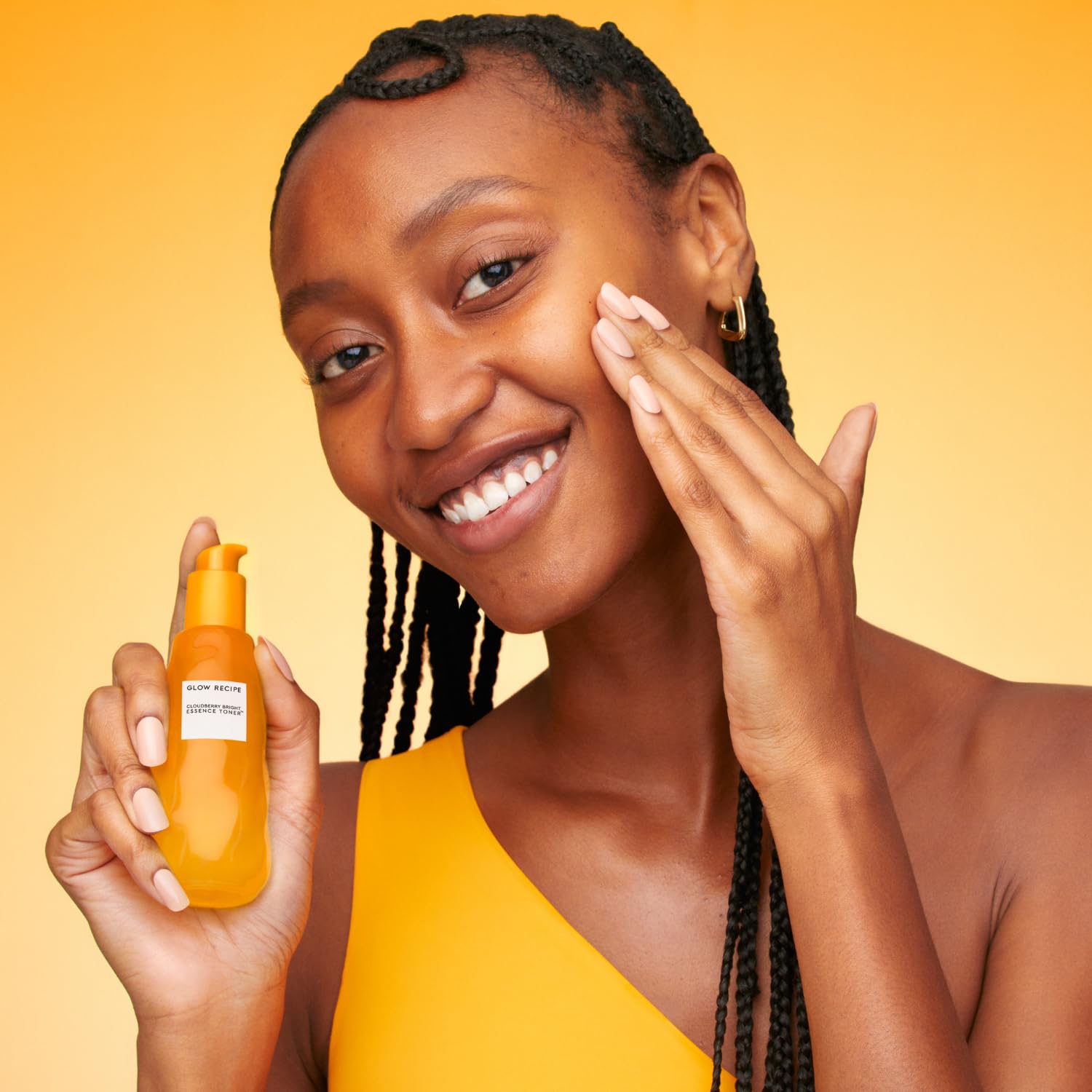 Uso matutino de Glow Recipe Cloudberry Toner para preparar la piel.
