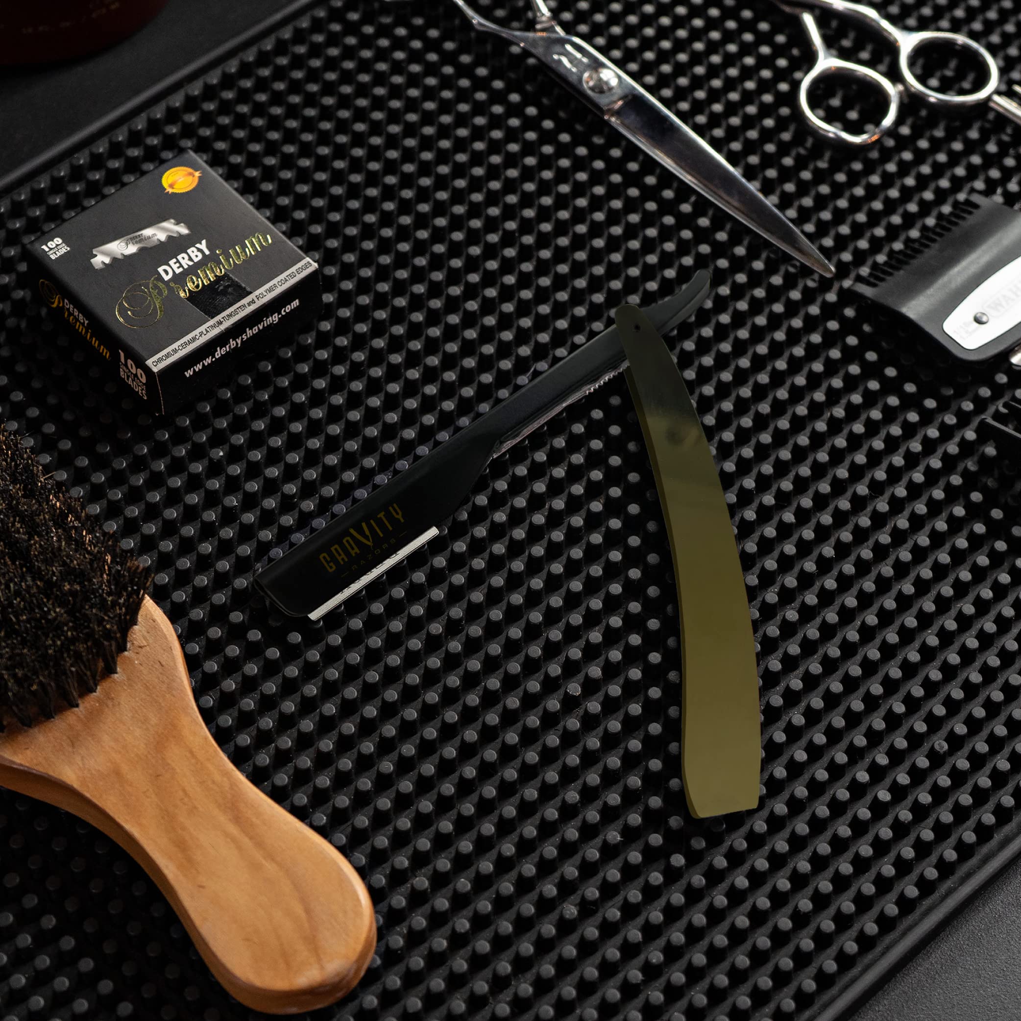 Inserto de acero inoxidable facilita cargar las hojas GRAVITY RAZORS de forma rápida.