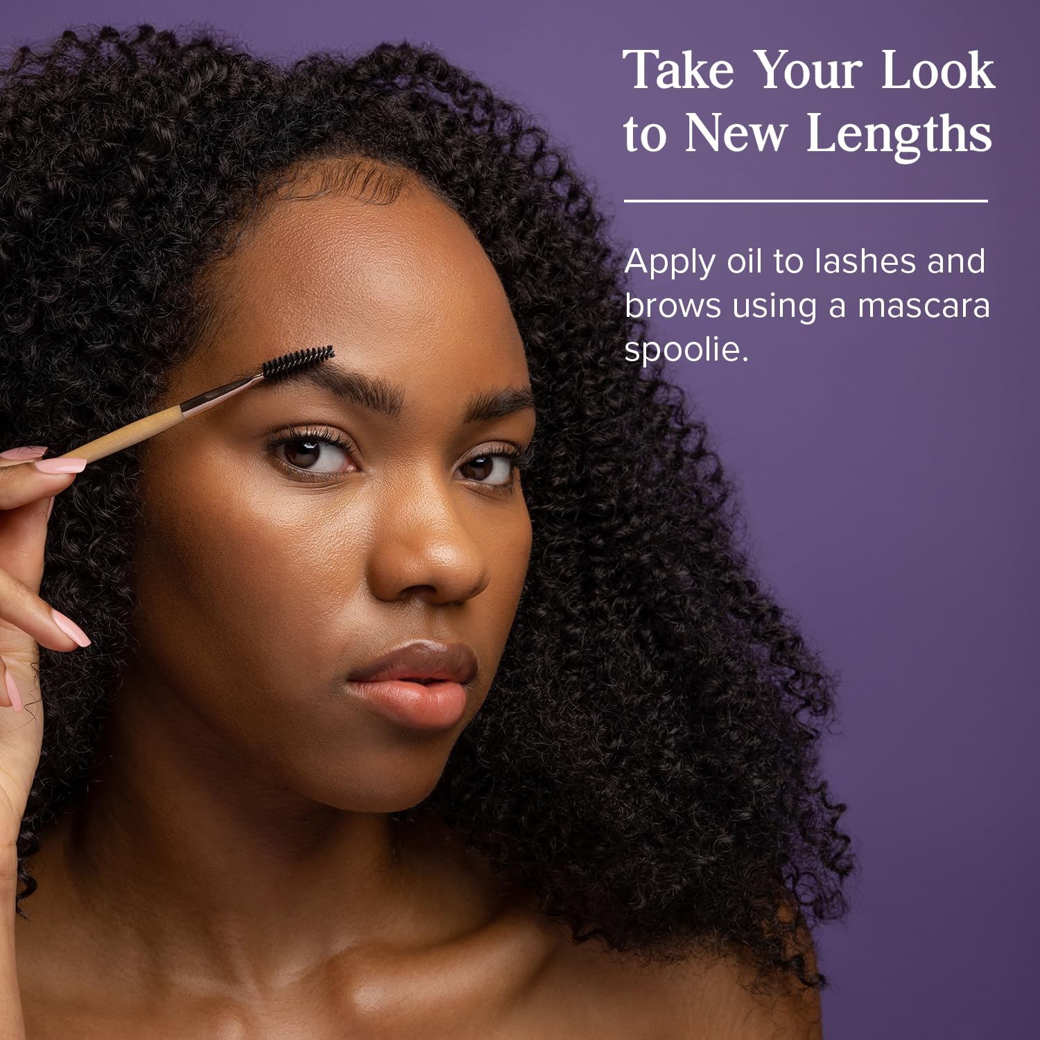 HERITAGE STORE Masaje de aceite de ricino en piel y cuero cabelludo para hidratación suave.