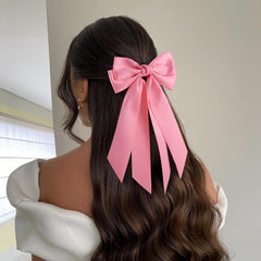 Lazo de pelo rosa satinado de Hisial, añade toque suave.