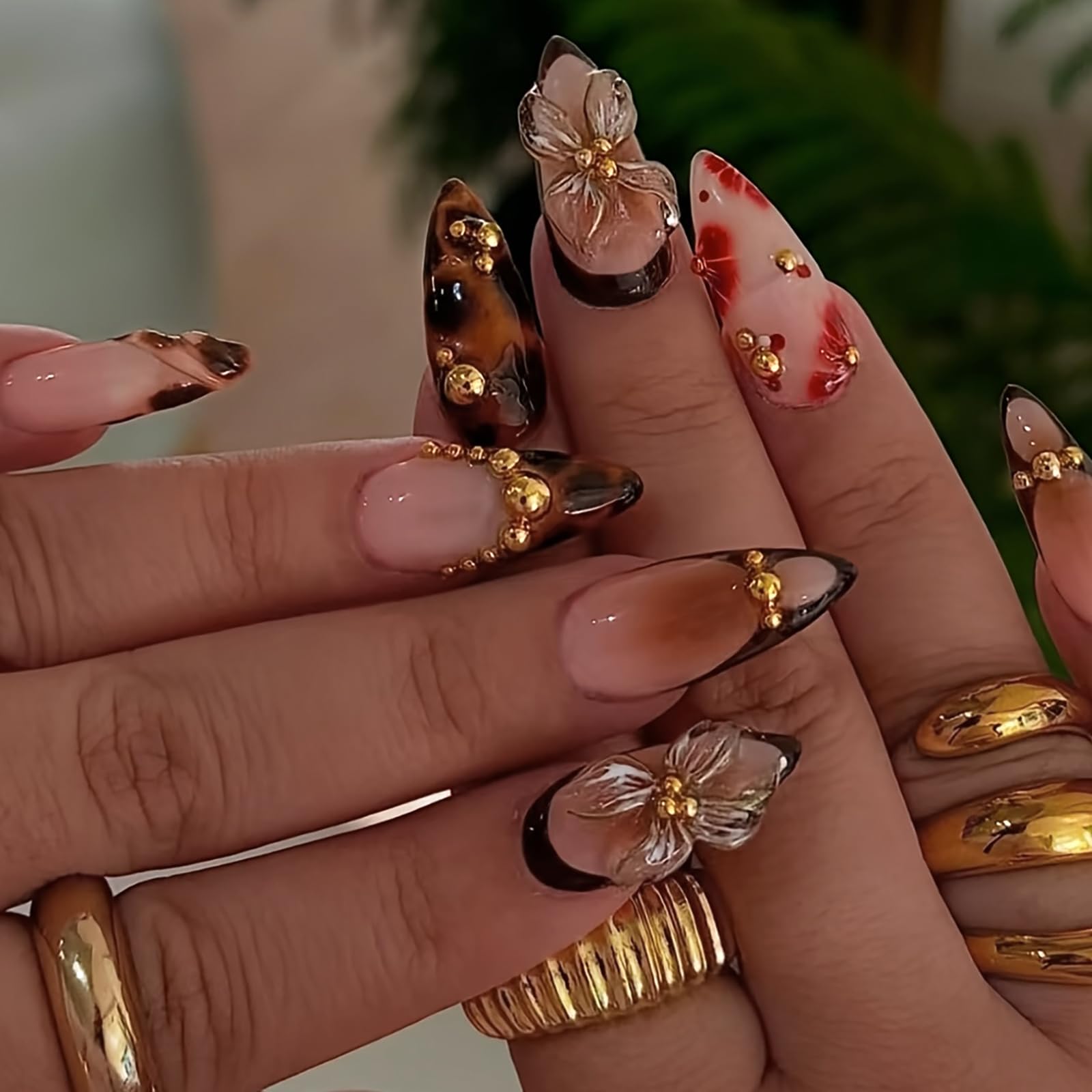 Uñas HOSAILY pegables almendra 3D marrón dorado con flor, acabado elegante para otoño