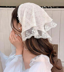 Huachi Bandana Blanca con encaje floral, para un look elegante y bohemio.