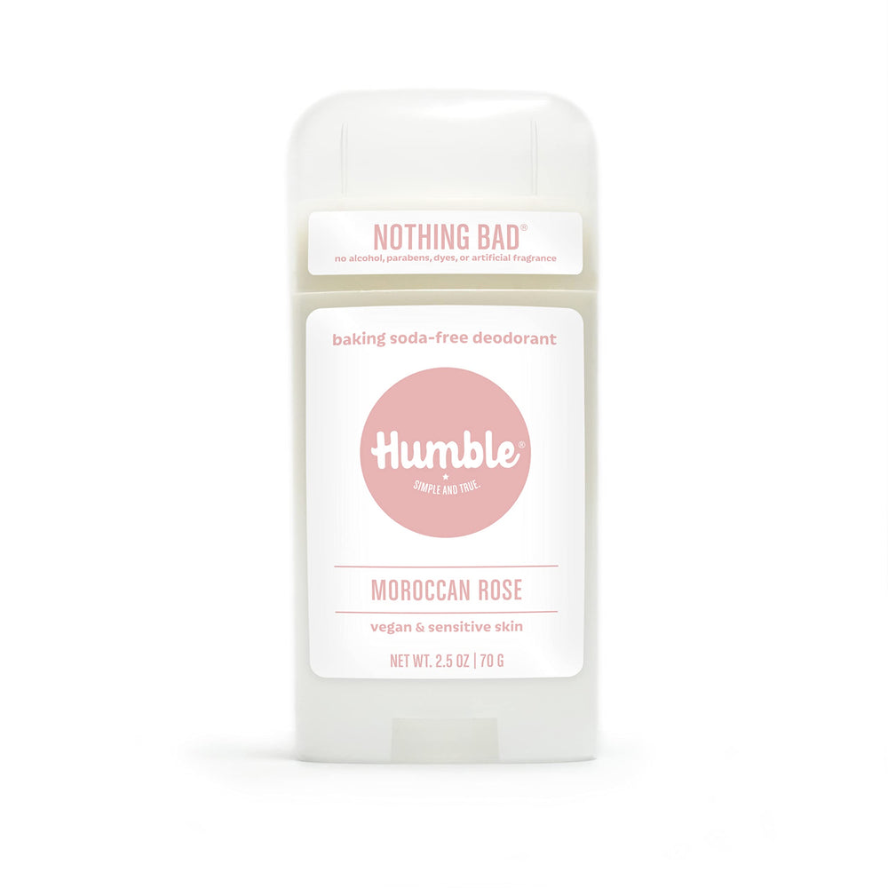 Desodorante Humble Brands sin aluminio en acción, control de olor diario.