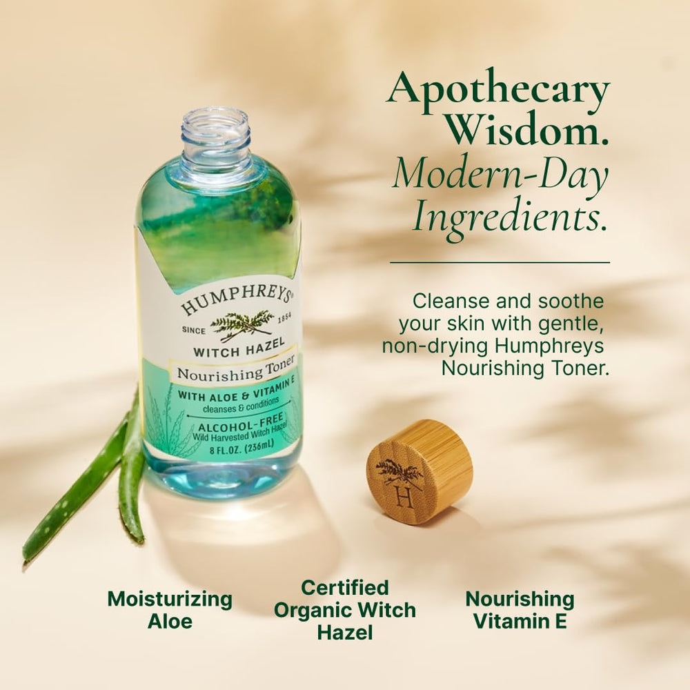 Aplicación con algodón de Humphreys Toner para purificar la piel.