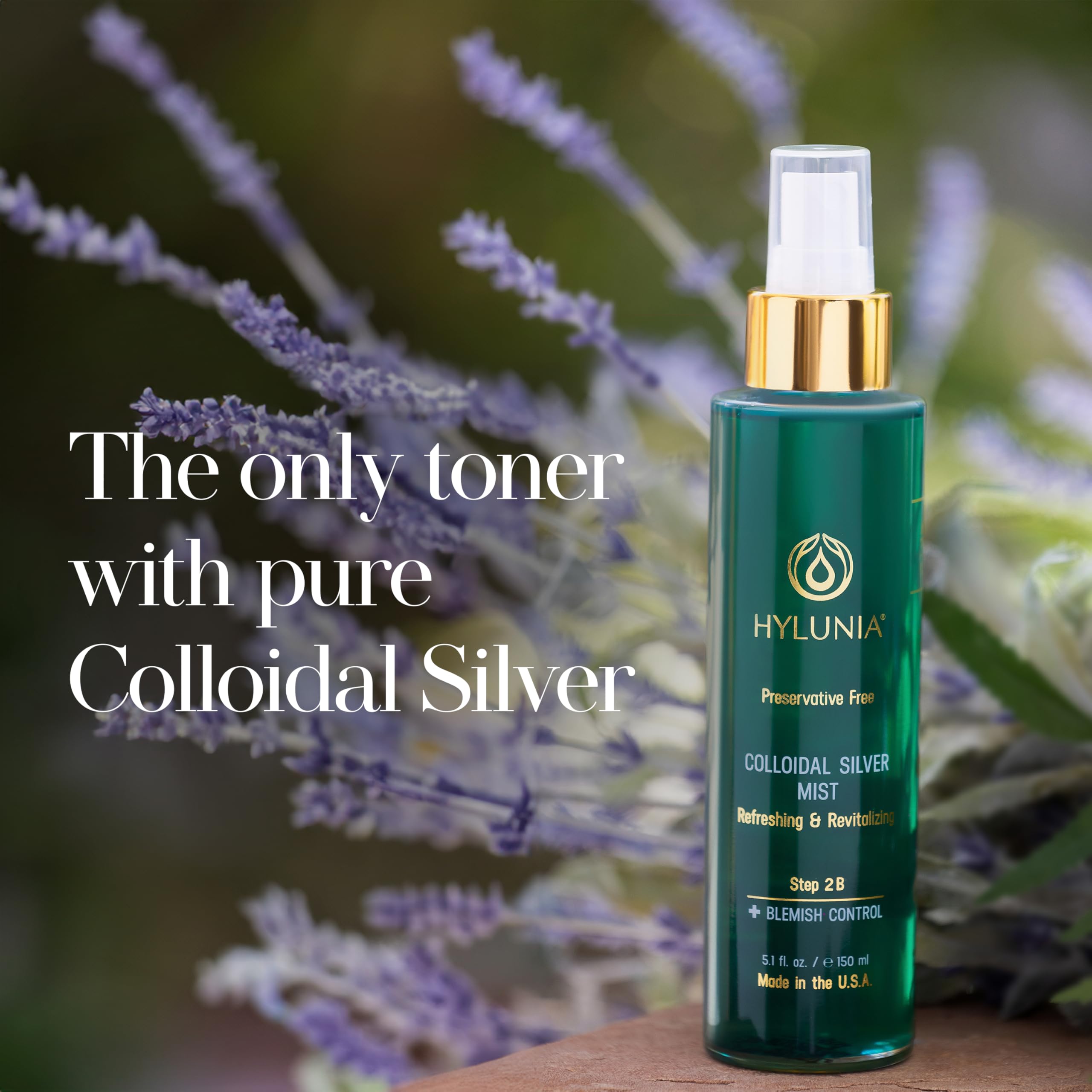 Aplicación facial de Hylunia, bruma ligera con plata coloidal para rostro suave.