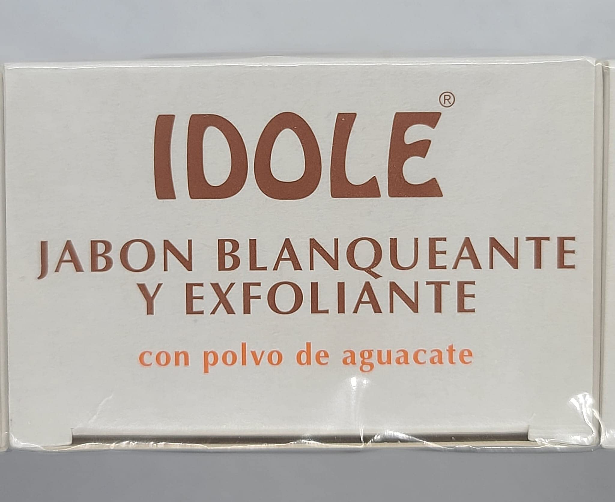 Idole Jabón exfoliante con aroma suave, perfecto para un ritual de limpieza aromática.