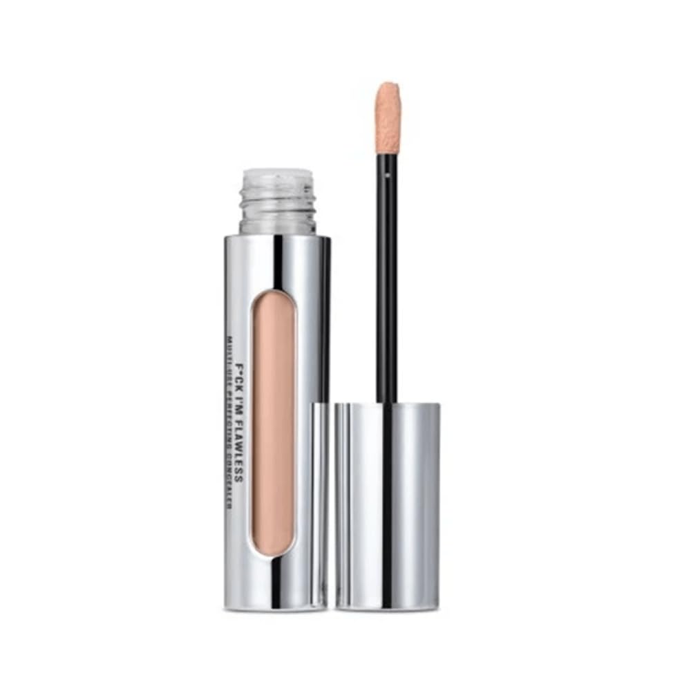 Il Makiage corrector perfeccionador con aplicador, para corrección precisa y acabado mate duradero.