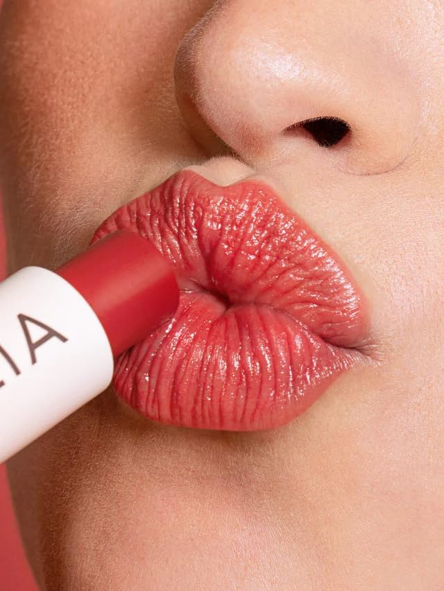 ILIA Balmy Tint Heartbeats acabado luminoso que realza los rasgos naturales.