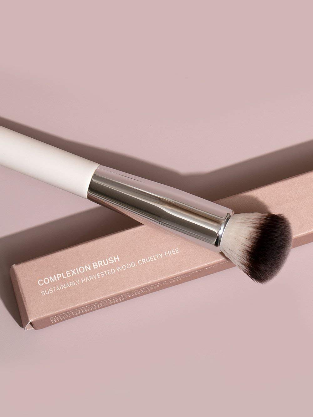 Limpieza fácil con jabón suave para ILIA Complexion.