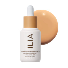 ILIA serum tintado con SPF 40 en botella, protección diaria y tono natural.