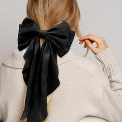 Lazo satén negro con cola larga illpta, ideal para peinados glamurosos.