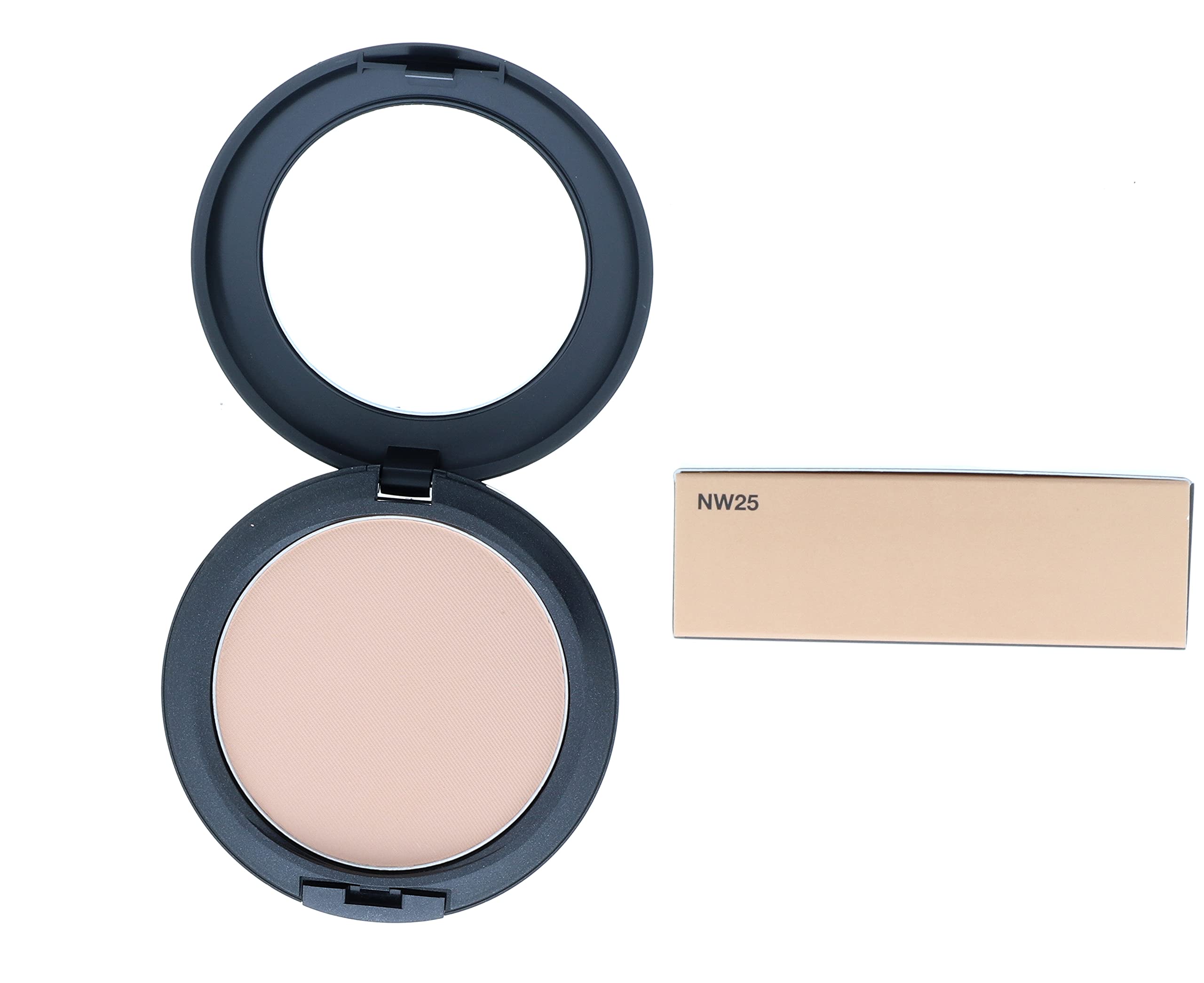 MAC Studio Fix de Illuminations: primer plano de aplicación en una pasada para un look prolijo.