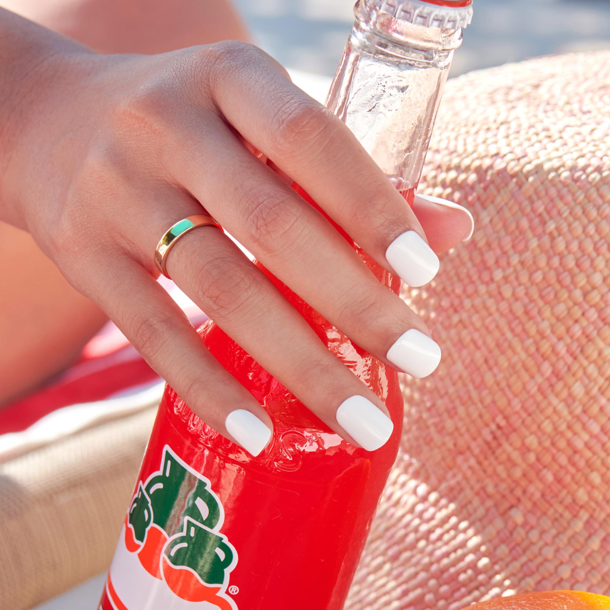 Uñas imPRESS resistentes al agua para uso diario.