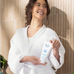 Inis Energía del Mar loción, etiqueta elegante y sensación vigorizante.