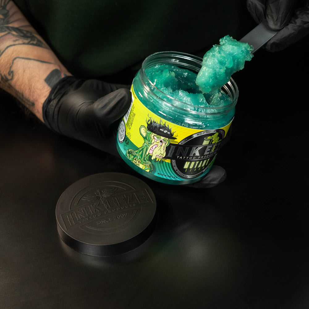 INK-EEZE Mutant Serum etiqueta NFT, edición especial que combina arte y cuidado de tatuajes.